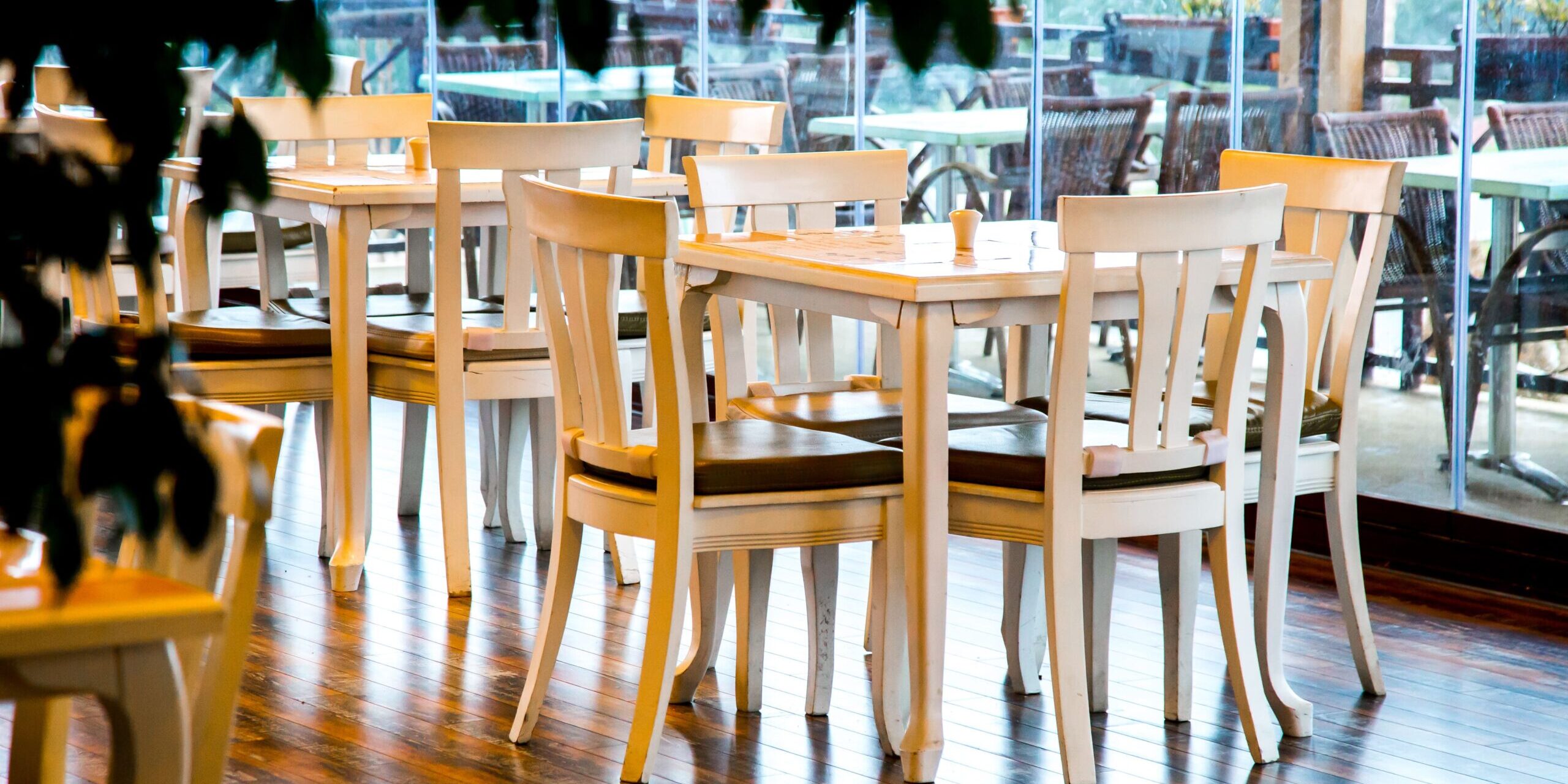 mobiliario para cadenas de restaurantes en madrid - sillas madera