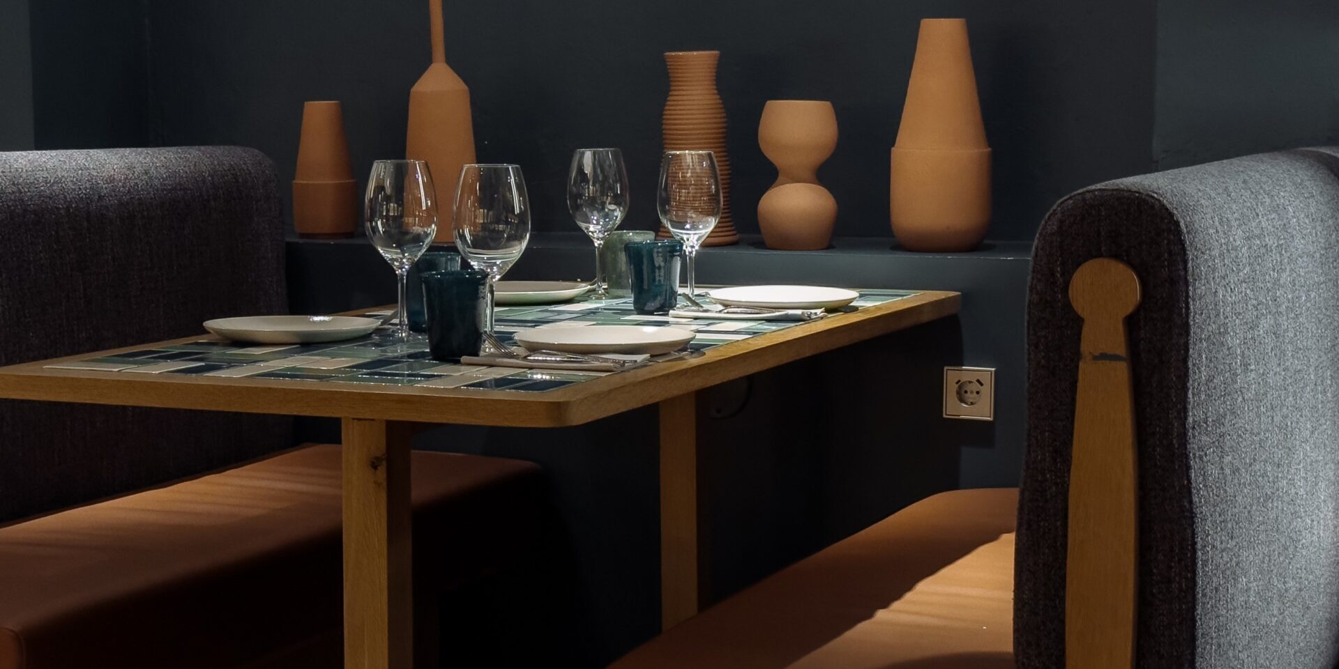 Especialistas en muebles para restaurantes en madrid – sofas negros mobiliario para cadenas de restaurantes en madrid - sofas negros