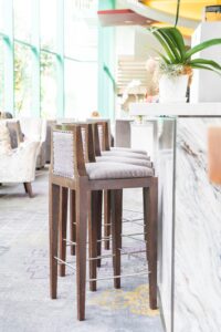 Especialistas en muebles para restaurantes en madrid - barra blanca silla marron