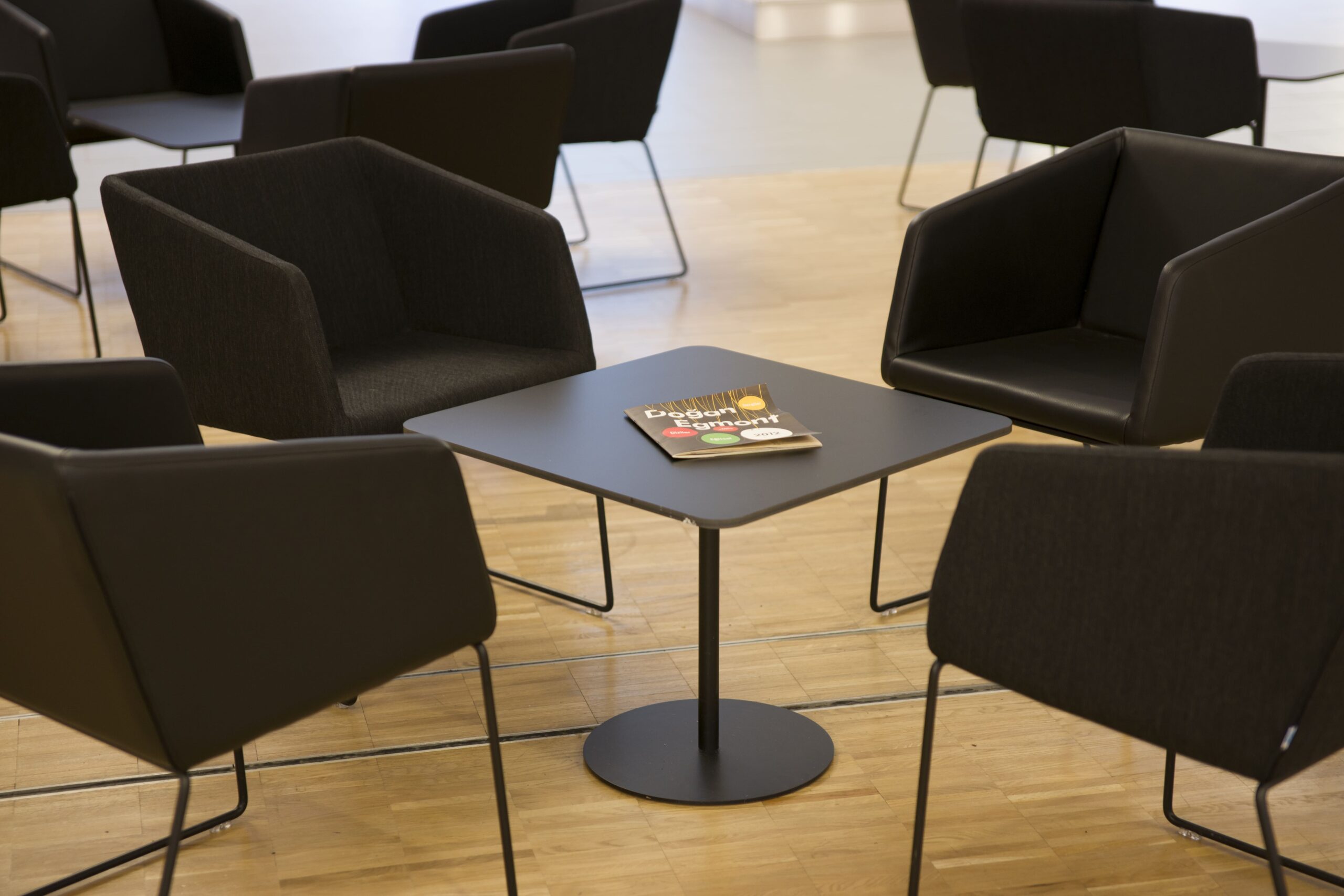 mobiliario para cadenas de restaurantes en madrid – sillas negras expertos en muebles para restaurantes en madrid - sillas negras