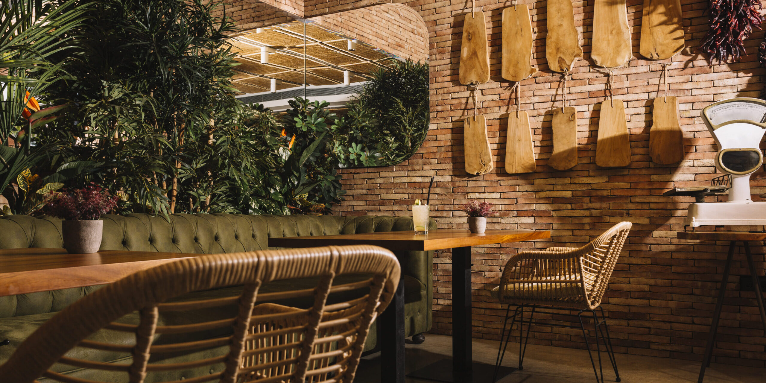 mobiliario para cadenas de restaurantes en madrid - madera