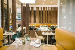 expertos en muebles para restaurantes en bilbao - amarillo